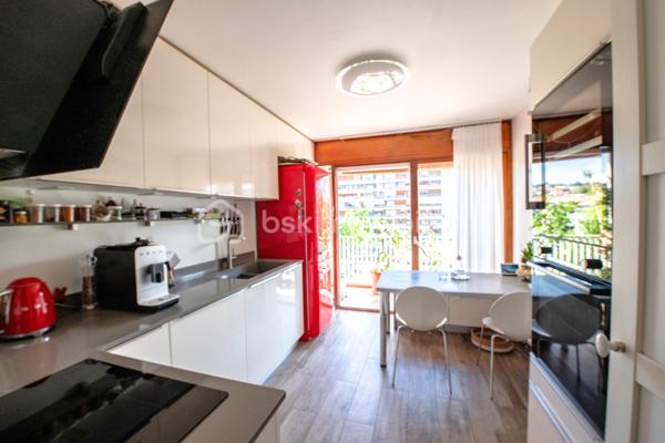 Au cœur du quartier prisé de Novel à Annecy, découvrez ce bel appartement T4 de 88 m², entièrement rénové en 2021, offrant un cadre de vie confortable et fonctionnel, idéal pour une famille ou pour toute personne recherchant la proximité immédiate des commodités.

Situé au 3ᵉ étage d’une copropriété sécurisée de 10 étages, parfaitement entretenue et bénéficiant de la présence d’un gardien résidant sur place, cet appartement séduit dès l’entrée par ses volumes généreux et sa luminosité.

Il se compose d’un agréable séjour ouvrant sur un balcon, d’une cuisine indépendante entièrement équipée, de trois chambres confortables dont une de plus de 13 m², d’une salle de bains, d’un WC séparé ainsi que d’une loggia. Véritable atout du bien, chaque chambre dispose de son propre balcon, tout comme la cuisine et le séjour, offrant de multiples espaces extérieurs pour profiter d’une vue agréable sur les montagnes environnantes.

Une grande cave ainsi qu’un local à vélos viennent compléter ce bien. Il est également possible de louer un garage fermé au sein de la copropriété.

L’emplacement constitue l’un des principaux points forts de cet appartement. À seulement 15 minutes a pied du lac d’Annecy, vous bénéficierez d’un environnement particulièrement agréable où tout est accessible à pied : écoles, crèches, pharmacies, nombreux médecins et professionnels de santé, marché au pied de l’immeuble, boulangeries, commerces de proximité, supermarché, bar-tabac et l’ensemble des services nécessaires au quotidien.

Le stationnement est facilité grâce aux nombreux emplacements disponibles dans la résidence et à ses abords.

La copropriété comprend 62 lots principaux (122 lots au total) et ne fait l’objet d’aucune procédure en cours. Soucieuse du confort de ses résidents, elle a récemment bénéficié d’importants travaux d’amélioration avec le remplacement de la sous-station du chauffage collectif en octobre 2025, alimenté par le réseau de chauffage urbain au biogaz, ainsi qu’une révision complète des canalisations et de la tuyauterie en 2025.

Ce bien réunit tous les critères recherchés : une rénovation récente, de beaux volumes, plusieurs espaces extérieurs, une vue dégagée, une copropriété entretenue et un emplacement privilégié à proximité immédiate de toutes les commodités.

Une belle opportunité à découvrir sans tarder.

Florian Bondon – BSK Immobilier