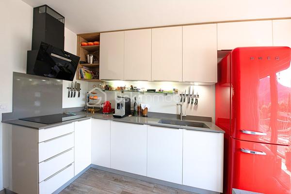 Au cœur du quartier prisé de Novel à Annecy, découvrez ce bel appartement T4 de 88 m², entièrement rénové en 2021, offrant un cadre de vie confortable et fonctionnel, idéal pour une famille ou pour toute personne recherchant la proximité immédiate des commodités.

Situé au 3ᵉ étage d’une copropriété sécurisée de 10 étages, parfaitement entretenue et bénéficiant de la présence d’un gardien résidant sur place, cet appartement séduit dès l’entrée par ses volumes généreux et sa luminosité.

Il se compose d’un agréable séjour ouvrant sur un balcon, d’une cuisine indépendante entièrement équipée, de trois chambres confortables dont une de plus de 13 m², d’une salle de bains, d’un WC séparé ainsi que d’une loggia. Véritable atout du bien, chaque chambre dispose de son propre balcon, tout comme la cuisine et le séjour, offrant de multiples espaces extérieurs pour profiter d’une vue agréable sur les montagnes environnantes.

Une grande cave ainsi qu’un local à vélos viennent compléter ce bien. Il est également possible de louer un garage fermé au sein de la copropriété.

L’emplacement constitue l’un des principaux points forts de cet appartement. À seulement 15 minutes a pied du lac d’Annecy, vous bénéficierez d’un environnement particulièrement agréable où tout est accessible à pied : écoles, crèches, pharmacies, nombreux médecins et professionnels de santé, marché au pied de l’immeuble, boulangeries, commerces de proximité, supermarché, bar-tabac et l’ensemble des services nécessaires au quotidien.

Le stationnement est facilité grâce aux nombreux emplacements disponibles dans la résidence et à ses abords.

La copropriété comprend 62 lots principaux (122 lots au total) et ne fait l’objet d’aucune procédure en cours. Soucieuse du confort de ses résidents, elle a récemment bénéficié d’importants travaux d’amélioration avec le remplacement de la sous-station du chauffage collectif en octobre 2025, alimenté par le réseau de chauffage urbain au biogaz, ainsi qu’une révision complète des canalisations et de la tuyauterie en 2025.

Ce bien réunit tous les critères recherchés : une rénovation récente, de beaux volumes, plusieurs espaces extérieurs, une vue dégagée, une copropriété entretenue et un emplacement privilégié à proximité immédiate de toutes les commodités.

Une belle opportunité à découvrir sans tarder.

Florian Bondon – BSK Immobilier
