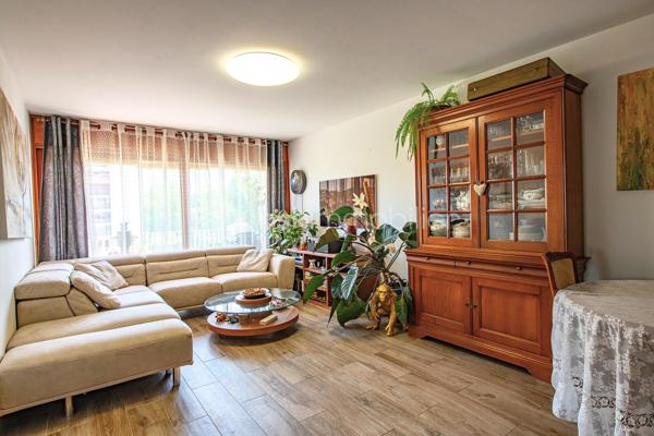 Au cœur du quartier prisé de Novel à Annecy, découvrez ce bel appartement T4 de 88 m², entièrement rénové en 2021, offrant un cadre de vie confortable et fonctionnel, idéal pour une famille ou pour toute personne recherchant la proximité immédiate des commodités.

Situé au 3ᵉ étage d’une copropriété sécurisée de 10 étages, parfaitement entretenue et bénéficiant de la présence d’un gardien résidant sur place, cet appartement séduit dès l’entrée par ses volumes généreux et sa luminosité.

Il se compose d’un agréable séjour ouvrant sur un balcon, d’une cuisine indépendante entièrement équipée, de trois chambres confortables dont une de plus de 13 m², d’une salle de bains, d’un WC séparé ainsi que d’une loggia. Véritable atout du bien, chaque chambre dispose de son propre balcon, tout comme la cuisine et le séjour, offrant de multiples espaces extérieurs pour profiter d’une vue agréable sur les montagnes environnantes.

Une grande cave ainsi qu’un local à vélos viennent compléter ce bien. Il est également possible de louer un garage fermé au sein de la copropriété.

L’emplacement constitue l’un des principaux points forts de cet appartement. À seulement 15 minutes a pied du lac d’Annecy, vous bénéficierez d’un environnement particulièrement agréable où tout est accessible à pied : écoles, crèches, pharmacies, nombreux médecins et professionnels de santé, marché au pied de l’immeuble, boulangeries, commerces de proximité, supermarché, bar-tabac et l’ensemble des services nécessaires au quotidien.

Le stationnement est facilité grâce aux nombreux emplacements disponibles dans la résidence et à ses abords.

La copropriété comprend 62 lots principaux (122 lots au total) et ne fait l’objet d’aucune procédure en cours. Soucieuse du confort de ses résidents, elle a récemment bénéficié d’importants travaux d’amélioration avec le remplacement de la sous-station du chauffage collectif en octobre 2025, alimenté par le réseau de chauffage urbain au biogaz, ainsi qu’une révision complète des canalisations et de la tuyauterie en 2025.

Ce bien réunit tous les critères recherchés : une rénovation récente, de beaux volumes, plusieurs espaces extérieurs, une vue dégagée, une copropriété entretenue et un emplacement privilégié à proximité immédiate de toutes les commodités.

Une belle opportunité à découvrir sans tarder.

Florian Bondon – BSK Immobilier