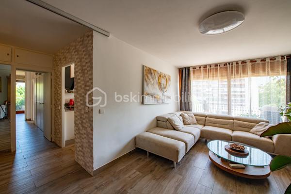 Au cœur du quartier prisé de Novel à Annecy, découvrez ce bel appartement T4 de 88 m², entièrement rénové en 2021, offrant un cadre de vie confortable et fonctionnel, idéal pour une famille ou pour toute personne recherchant la proximité immédiate des commodités.

Situé au 3ᵉ étage d’une copropriété sécurisée de 10 étages, parfaitement entretenue et bénéficiant de la présence d’un gardien résidant sur place, cet appartement séduit dès l’entrée par ses volumes généreux et sa luminosité.

Il se compose d’un agréable séjour ouvrant sur un balcon, d’une cuisine indépendante entièrement équipée, de trois chambres confortables dont une de plus de 13 m², d’une salle de bains, d’un WC séparé ainsi que d’une loggia. Véritable atout du bien, chaque chambre dispose de son propre balcon, tout comme la cuisine et le séjour, offrant de multiples espaces extérieurs pour profiter d’une vue agréable sur les montagnes environnantes.

Une grande cave ainsi qu’un local à vélos viennent compléter ce bien. Il est également possible de louer un garage fermé au sein de la copropriété.

L’emplacement constitue l’un des principaux points forts de cet appartement. À seulement 15 minutes a pied du lac d’Annecy, vous bénéficierez d’un environnement particulièrement agréable où tout est accessible à pied : écoles, crèches, pharmacies, nombreux médecins et professionnels de santé, marché au pied de l’immeuble, boulangeries, commerces de proximité, supermarché, bar-tabac et l’ensemble des services nécessaires au quotidien.

Le stationnement est facilité grâce aux nombreux emplacements disponibles dans la résidence et à ses abords.

La copropriété comprend 62 lots principaux (122 lots au total) et ne fait l’objet d’aucune procédure en cours. Soucieuse du confort de ses résidents, elle a récemment bénéficié d’importants travaux d’amélioration avec le remplacement de la sous-station du chauffage collectif en octobre 2025, alimenté par le réseau de chauffage urbain au biogaz, ainsi qu’une révision complète des canalisations et de la tuyauterie en 2025.

Ce bien réunit tous les critères recherchés : une rénovation récente, de beaux volumes, plusieurs espaces extérieurs, une vue dégagée, une copropriété entretenue et un emplacement privilégié à proximité immédiate de toutes les commodités.

Une belle opportunité à découvrir sans tarder.

Florian Bondon – BSK Immobilier