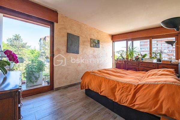 Au cœur du quartier prisé de Novel à Annecy, découvrez ce bel appartement T4 de 88 m², entièrement rénové en 2021, offrant un cadre de vie confortable et fonctionnel, idéal pour une famille ou pour toute personne recherchant la proximité immédiate des commodités.

Situé au 3ᵉ étage d’une copropriété sécurisée de 10 étages, parfaitement entretenue et bénéficiant de la présence d’un gardien résidant sur place, cet appartement séduit dès l’entrée par ses volumes généreux et sa luminosité.

Il se compose d’un agréable séjour ouvrant sur un balcon, d’une cuisine indépendante entièrement équipée, de trois chambres confortables dont une de plus de 13 m², d’une salle de bains, d’un WC séparé ainsi que d’une loggia. Véritable atout du bien, chaque chambre dispose de son propre balcon, tout comme la cuisine et le séjour, offrant de multiples espaces extérieurs pour profiter d’une vue agréable sur les montagnes environnantes.

Une grande cave ainsi qu’un local à vélos viennent compléter ce bien. Il est également possible de louer un garage fermé au sein de la copropriété.

L’emplacement constitue l’un des principaux points forts de cet appartement. À seulement 15 minutes a pied du lac d’Annecy, vous bénéficierez d’un environnement particulièrement agréable où tout est accessible à pied : écoles, crèches, pharmacies, nombreux médecins et professionnels de santé, marché au pied de l’immeuble, boulangeries, commerces de proximité, supermarché, bar-tabac et l’ensemble des services nécessaires au quotidien.

Le stationnement est facilité grâce aux nombreux emplacements disponibles dans la résidence et à ses abords.

La copropriété comprend 62 lots principaux (122 lots au total) et ne fait l’objet d’aucune procédure en cours. Soucieuse du confort de ses résidents, elle a récemment bénéficié d’importants travaux d’amélioration avec le remplacement de la sous-station du chauffage collectif en octobre 2025, alimenté par le réseau de chauffage urbain au biogaz, ainsi qu’une révision complète des canalisations et de la tuyauterie en 2025.

Ce bien réunit tous les critères recherchés : une rénovation récente, de beaux volumes, plusieurs espaces extérieurs, une vue dégagée, une copropriété entretenue et un emplacement privilégié à proximité immédiate de toutes les commodités.

Une belle opportunité à découvrir sans tarder.

Florian Bondon – BSK Immobilier
