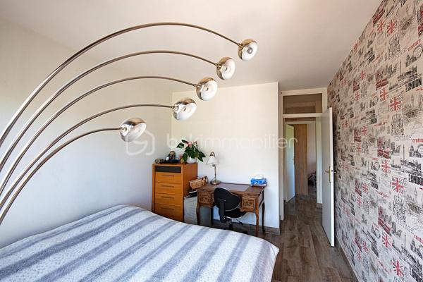 Au cœur du quartier prisé de Novel à Annecy, découvrez ce bel appartement T4 de 88 m², entièrement rénové en 2021, offrant un cadre de vie confortable et fonctionnel, idéal pour une famille ou pour toute personne recherchant la proximité immédiate des commodités.

Situé au 3ᵉ étage d’une copropriété sécurisée de 10 étages, parfaitement entretenue et bénéficiant de la présence d’un gardien résidant sur place, cet appartement séduit dès l’entrée par ses volumes généreux et sa luminosité.

Il se compose d’un agréable séjour ouvrant sur un balcon, d’une cuisine indépendante entièrement équipée, de trois chambres confortables dont une de plus de 13 m², d’une salle de bains, d’un WC séparé ainsi que d’une loggia. Véritable atout du bien, chaque chambre dispose de son propre balcon, tout comme la cuisine et le séjour, offrant de multiples espaces extérieurs pour profiter d’une vue agréable sur les montagnes environnantes.

Une grande cave ainsi qu’un local à vélos viennent compléter ce bien. Il est également possible de louer un garage fermé au sein de la copropriété.

L’emplacement constitue l’un des principaux points forts de cet appartement. À seulement 15 minutes a pied du lac d’Annecy, vous bénéficierez d’un environnement particulièrement agréable où tout est accessible à pied : écoles, crèches, pharmacies, nombreux médecins et professionnels de santé, marché au pied de l’immeuble, boulangeries, commerces de proximité, supermarché, bar-tabac et l’ensemble des services nécessaires au quotidien.

Le stationnement est facilité grâce aux nombreux emplacements disponibles dans la résidence et à ses abords.

La copropriété comprend 62 lots principaux (122 lots au total) et ne fait l’objet d’aucune procédure en cours. Soucieuse du confort de ses résidents, elle a récemment bénéficié d’importants travaux d’amélioration avec le remplacement de la sous-station du chauffage collectif en octobre 2025, alimenté par le réseau de chauffage urbain au biogaz, ainsi qu’une révision complète des canalisations et de la tuyauterie en 2025.

Ce bien réunit tous les critères recherchés : une rénovation récente, de beaux volumes, plusieurs espaces extérieurs, une vue dégagée, une copropriété entretenue et un emplacement privilégié à proximité immédiate de toutes les commodités.

Une belle opportunité à découvrir sans tarder.

Florian Bondon – BSK Immobilier