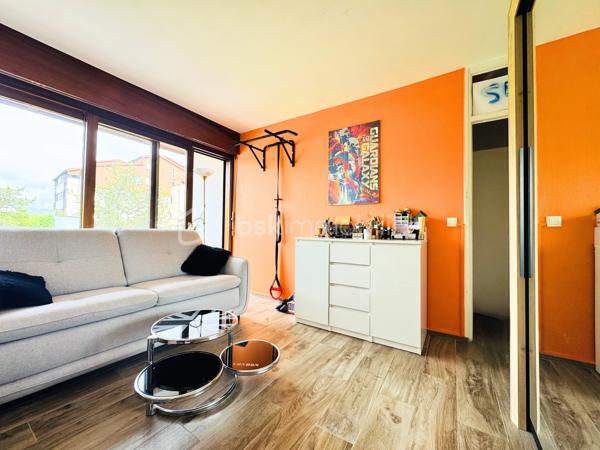 Au cœur du quartier prisé de Novel à Annecy, découvrez ce bel appartement T4 de 88 m², entièrement rénové en 2021, offrant un cadre de vie confortable et fonctionnel, idéal pour une famille ou pour toute personne recherchant la proximité immédiate des commodités.

Situé au 3ᵉ étage d’une copropriété sécurisée de 10 étages, parfaitement entretenue et bénéficiant de la présence d’un gardien résidant sur place, cet appartement séduit dès l’entrée par ses volumes généreux et sa luminosité.

Il se compose d’un agréable séjour ouvrant sur un balcon, d’une cuisine indépendante entièrement équipée, de trois chambres confortables dont une de plus de 13 m², d’une salle de bains, d’un WC séparé ainsi que d’une loggia. Véritable atout du bien, chaque chambre dispose de son propre balcon, tout comme la cuisine et le séjour, offrant de multiples espaces extérieurs pour profiter d’une vue agréable sur les montagnes environnantes.

Une grande cave ainsi qu’un local à vélos viennent compléter ce bien. Il est également possible de louer un garage fermé au sein de la copropriété.

L’emplacement constitue l’un des principaux points forts de cet appartement. À seulement 15 minutes a pied du lac d’Annecy, vous bénéficierez d’un environnement particulièrement agréable où tout est accessible à pied : écoles, crèches, pharmacies, nombreux médecins et professionnels de santé, marché au pied de l’immeuble, boulangeries, commerces de proximité, supermarché, bar-tabac et l’ensemble des services nécessaires au quotidien.

Le stationnement est facilité grâce aux nombreux emplacements disponibles dans la résidence et à ses abords.

La copropriété comprend 62 lots principaux (122 lots au total) et ne fait l’objet d’aucune procédure en cours. Soucieuse du confort de ses résidents, elle a récemment bénéficié d’importants travaux d’amélioration avec le remplacement de la sous-station du chauffage collectif en octobre 2025, alimenté par le réseau de chauffage urbain au biogaz, ainsi qu’une révision complète des canalisations et de la tuyauterie en 2025.

Ce bien réunit tous les critères recherchés : une rénovation récente, de beaux volumes, plusieurs espaces extérieurs, une vue dégagée, une copropriété entretenue et un emplacement privilégié à proximité immédiate de toutes les commodités.

Une belle opportunité à découvrir sans tarder.

Florian Bondon – BSK Immobilier