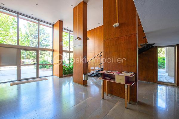 Au cœur du quartier prisé de Novel à Annecy, découvrez ce bel appartement T4 de 88 m², entièrement rénové en 2021, offrant un cadre de vie confortable et fonctionnel, idéal pour une famille ou pour toute personne recherchant la proximité immédiate des commodités.

Situé au 3ᵉ étage d’une copropriété sécurisée de 10 étages, parfaitement entretenue et bénéficiant de la présence d’un gardien résidant sur place, cet appartement séduit dès l’entrée par ses volumes généreux et sa luminosité.

Il se compose d’un agréable séjour ouvrant sur un balcon, d’une cuisine indépendante entièrement équipée, de trois chambres confortables dont une de plus de 13 m², d’une salle de bains, d’un WC séparé ainsi que d’une loggia. Véritable atout du bien, chaque chambre dispose de son propre balcon, tout comme la cuisine et le séjour, offrant de multiples espaces extérieurs pour profiter d’une vue agréable sur les montagnes environnantes.

Une grande cave ainsi qu’un local à vélos viennent compléter ce bien. Il est également possible de louer un garage fermé au sein de la copropriété.

L’emplacement constitue l’un des principaux points forts de cet appartement. À seulement 15 minutes a pied du lac d’Annecy, vous bénéficierez d’un environnement particulièrement agréable où tout est accessible à pied : écoles, crèches, pharmacies, nombreux médecins et professionnels de santé, marché au pied de l’immeuble, boulangeries, commerces de proximité, supermarché, bar-tabac et l’ensemble des services nécessaires au quotidien.

Le stationnement est facilité grâce aux nombreux emplacements disponibles dans la résidence et à ses abords.

La copropriété comprend 62 lots principaux (122 lots au total) et ne fait l’objet d’aucune procédure en cours. Soucieuse du confort de ses résidents, elle a récemment bénéficié d’importants travaux d’amélioration avec le remplacement de la sous-station du chauffage collectif en octobre 2025, alimenté par le réseau de chauffage urbain au biogaz, ainsi qu’une révision complète des canalisations et de la tuyauterie en 2025.

Ce bien réunit tous les critères recherchés : une rénovation récente, de beaux volumes, plusieurs espaces extérieurs, une vue dégagée, une copropriété entretenue et un emplacement privilégié à proximité immédiate de toutes les commodités.

Une belle opportunité à découvrir sans tarder.

Florian Bondon – BSK Immobilier