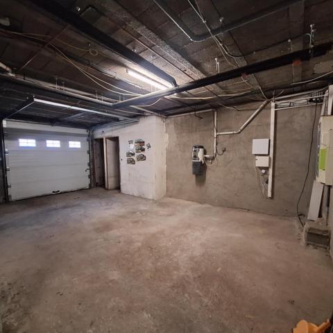 Maison 8 pièces avec jardin .