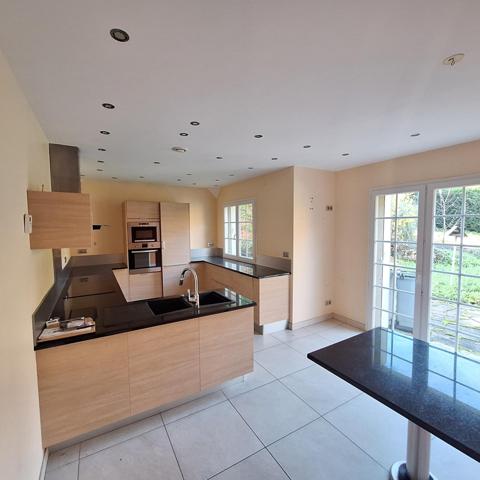 Maison 8 pièces avec jardin .