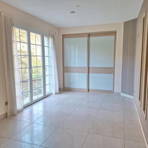 Maison 8 pièces avec jardin .