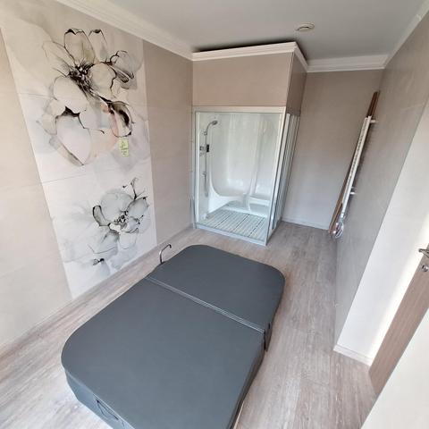 Maison 8 pièces avec jardin .