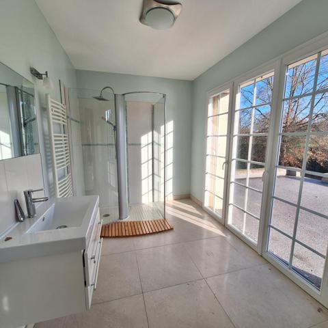 Maison 8 pièces avec jardin .