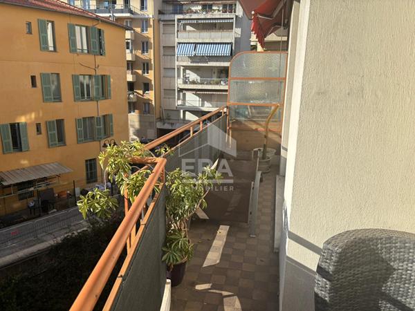 Grand 3 pièces bourgeois 77M² avec balcon et cave