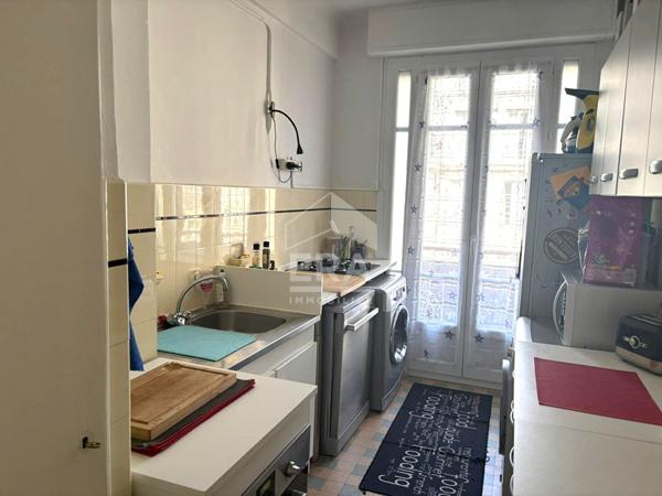 Grand 3 pièces bourgeois 77M² avec balcon et cave
