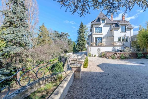 Maison bourgeoise 255 m² entièrement rénovée, parc clos et arboré de 4 303 m² (piscinable), 3 garages, terrasse, jacuzzi