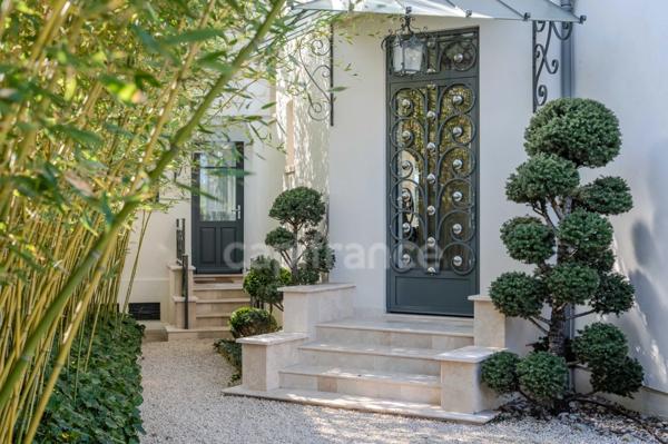 Maison bourgeoise 255 m² entièrement rénovée, parc clos et arboré de 4 303 m² (piscinable), 3 garages, terrasse, jacuzzi