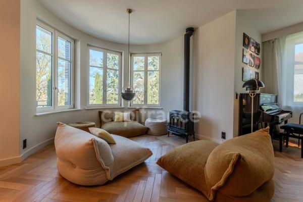 Maison bourgeoise 255 m² entièrement rénovée, parc clos et arboré de 4 303 m² (piscinable), 3 garages, terrasse, jacuzzi