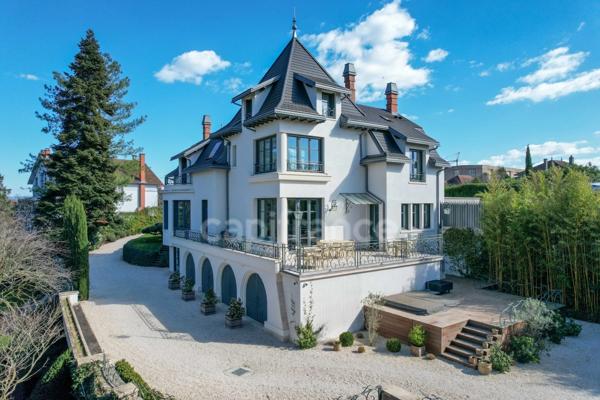 Maison bourgeoise 255 m² entièrement rénovée, parc clos et arboré de 4 303 m² (piscinable), 3 garages, terrasse, jacuzzi