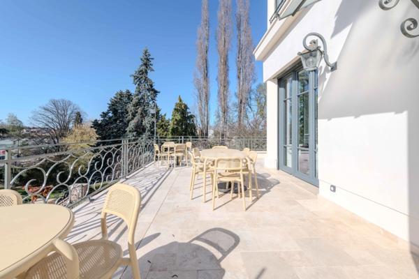 Maison bourgeoise 255 m² entièrement rénovée, parc clos et arboré de 4 303 m² (piscinable), 3 garages, terrasse, jacuzzi
