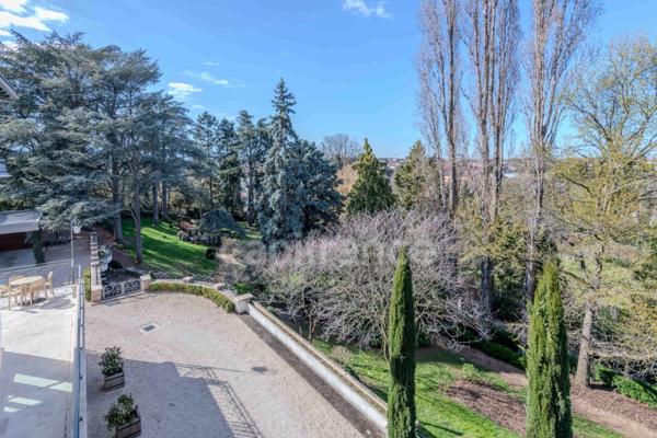 Maison bourgeoise 255 m² entièrement rénovée, parc clos et arboré de 4 303 m² (piscinable), 3 garages, terrasse, jacuzzi