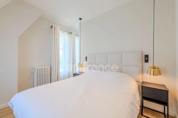 Maison bourgeoise 255 m² entièrement rénovée, parc clos et arboré de 4 303 m² (piscinable), 3 garages, terrasse, jacuzzi