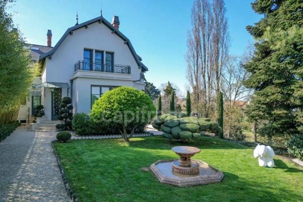Maison bourgeoise 255 m² entièrement rénovée, parc clos et arboré de 4 303 m² (piscinable), 3 garages, terrasse, jacuzzi