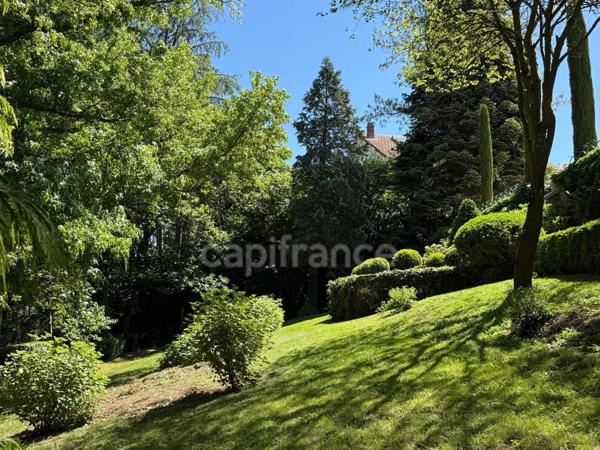 Maison bourgeoise 255 m² entièrement rénovée, parc clos et arboré de 4 303 m² (piscinable), 3 garages, terrasse, jacuzzi