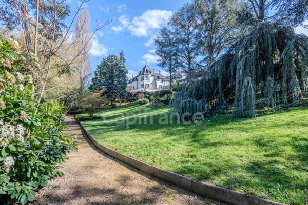 Maison bourgeoise 255 m² entièrement rénovée, parc clos et arboré de 4 303 m² (piscinable), 3 garages, terrasse, jacuzzi