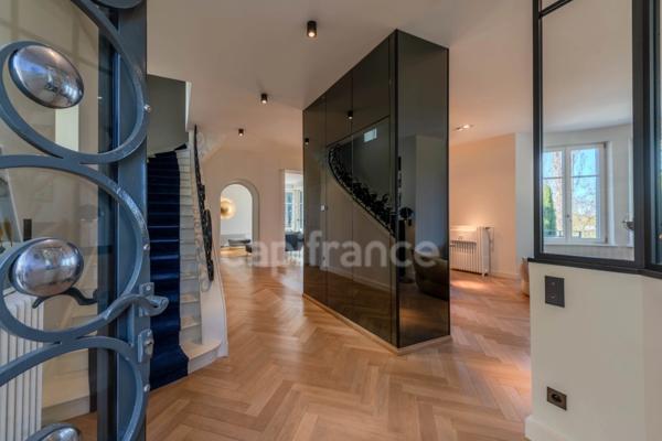 Maison bourgeoise 255 m² entièrement rénovée, parc clos et arboré de 4 303 m² (piscinable), 3 garages, terrasse, jacuzzi
