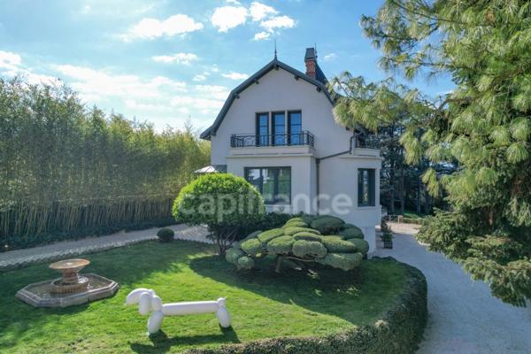 Maison bourgeoise 255 m² entièrement rénovée, parc clos et arboré de 4 303 m² (piscinable), 3 garages, terrasse, jacuzzi