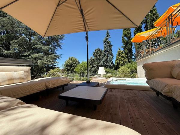 Maison bourgeoise 255 m² entièrement rénovée, parc clos et arboré de 4 303 m² (piscinable), 3 garages, terrasse, jacuzzi