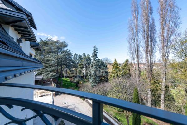 Maison bourgeoise 255 m² entièrement rénovée, parc clos et arboré de 4 303 m² (piscinable), 3 garages, terrasse, jacuzzi