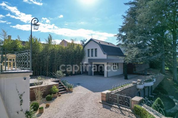 Maison bourgeoise 255 m² entièrement rénovée, parc clos et arboré de 4 303 m² (piscinable), 3 garages, terrasse, jacuzzi