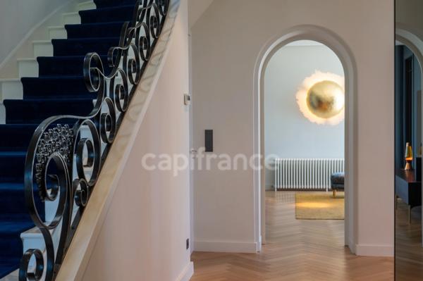Maison bourgeoise 255 m² entièrement rénovée, parc clos et arboré de 4 303 m² (piscinable), 3 garages, terrasse, jacuzzi