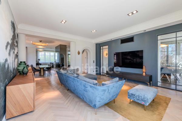 Maison bourgeoise 255 m² entièrement rénovée, parc clos et arboré de 4 303 m² (piscinable), 3 garages, terrasse, jacuzzi