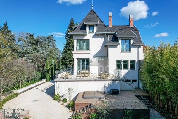 Maison bourgeoise 255 m² entièrement rénovée, parc clos et arboré de 4 303 m² (piscinable), 3 garages, terrasse, jacuzzi