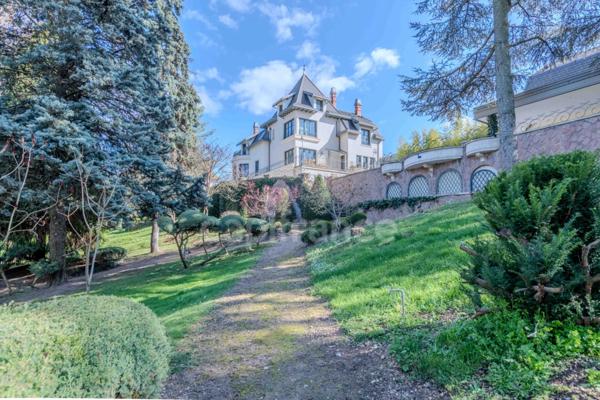 Maison bourgeoise 255 m² entièrement rénovée, parc clos et arboré de 4 303 m² (piscinable), 3 garages, terrasse, jacuzzi