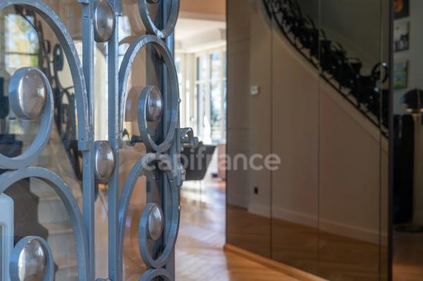 Maison bourgeoise 255 m² entièrement rénovée, parc clos et arboré de 4 303 m² (piscinable), 3 garages, terrasse, jacuzzi