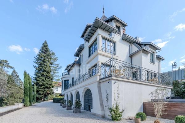 Maison bourgeoise 255 m² entièrement rénovée, parc clos et arboré de 4 303 m² (piscinable), 3 garages, terrasse, jacuzzi