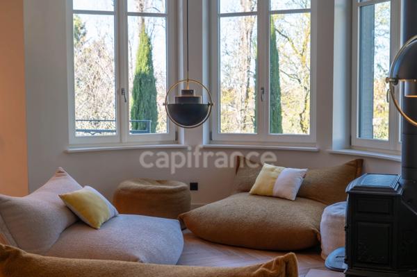 Maison bourgeoise 255 m² entièrement rénovée, parc clos et arboré de 4 303 m² (piscinable), 3 garages, terrasse, jacuzzi