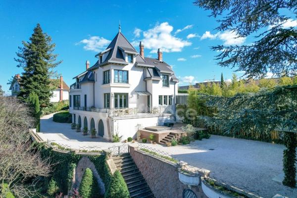 Maison bourgeoise 255 m² entièrement rénovée, parc clos et arboré de 4 303 m² (piscinable), 3 garages, terrasse, jacuzzi