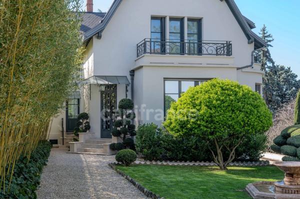 Maison bourgeoise 255 m² entièrement rénovée, parc clos et arboré de 4 303 m² (piscinable), 3 garages, terrasse, jacuzzi