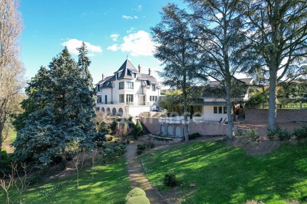 Maison bourgeoise 255 m² entièrement rénovée, parc clos et arboré de 4 303 m² (piscinable), 3 garages, terrasse, jacuzzi