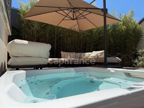 Maison bourgeoise 255 m² entièrement rénovée, parc clos et arboré de 4 303 m² (piscinable), 3 garages, terrasse, jacuzzi