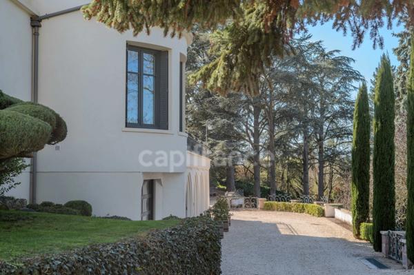 Maison bourgeoise 255 m² entièrement rénovée, parc clos et arboré de 4 303 m² (piscinable), 3 garages, terrasse, jacuzzi