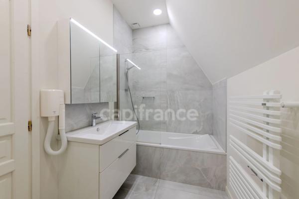Maison bourgeoise 255 m² entièrement rénovée, parc clos et arboré de 4 303 m² (piscinable), 3 garages, terrasse, jacuzzi