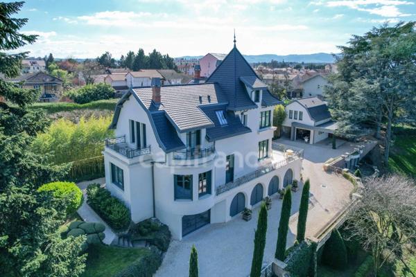 Maison bourgeoise 255 m² entièrement rénovée, parc clos et arboré de 4 303 m² (piscinable), 3 garages, terrasse, jacuzzi