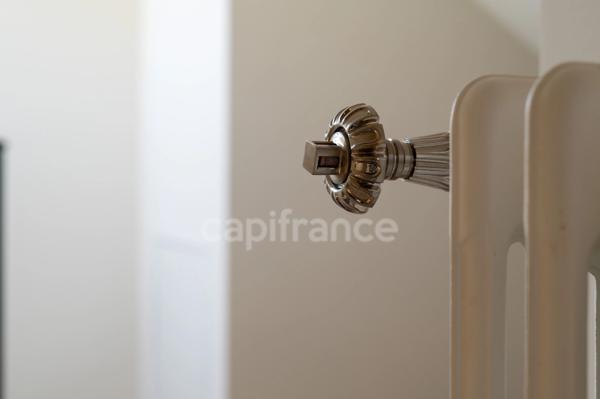 Maison bourgeoise 255 m² entièrement rénovée, parc clos et arboré de 4 303 m² (piscinable), 3 garages, terrasse, jacuzzi