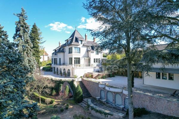 Maison bourgeoise 255 m² entièrement rénovée, parc clos et arboré de 4 303 m² (piscinable), 3 garages, terrasse, jacuzzi