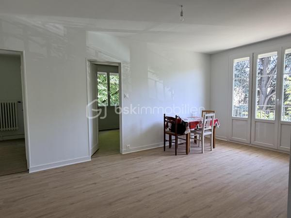 Dans le quartier Beaujardin à Tours, à proximité immédiate des écoles privées et publiques, commerces et bus, découvrez cet appartement entièrement rafraîchi aux beaux volumes.
Situé au 2ème étage d’une résidence bien entretenue avec faibles charges, il se compose d’une entrée desservant un cellier, une cuisine équipée et aménagée, un salon-séjour lumineux exposé sud avec accès balcon, 4 belles chambres, une salle d’eau et un WC indépendant.
Les + :
Fenêtres PVC double vitrage
Volets roulants motorisés
Chaudière récente avec chauffage individuel
Électricité aux normes

Un appartement fonctionnel, lumineux et idéal pour une famille ou un investissement locatif ( co location).