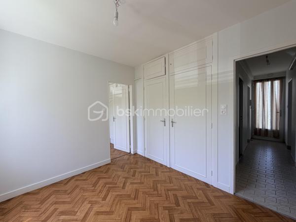 Dans le quartier Beaujardin à Tours, à proximité immédiate des écoles privées et publiques, commerces et bus, découvrez cet appartement entièrement rafraîchi aux beaux volumes.
Situé au 2ème étage d’une résidence bien entretenue avec faibles charges, il se compose d’une entrée desservant un cellier, une cuisine équipée et aménagée, un salon-séjour lumineux exposé sud avec accès balcon, 4 belles chambres, une salle d’eau et un WC indépendant.
Les + :
Fenêtres PVC double vitrage
Volets roulants motorisés
Chaudière récente avec chauffage individuel
Électricité aux normes

Un appartement fonctionnel, lumineux et idéal pour une famille ou un investissement locatif ( co location).