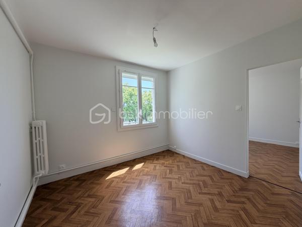Dans le quartier Beaujardin à Tours, à proximité immédiate des écoles privées et publiques, commerces et bus, découvrez cet appartement entièrement rafraîchi aux beaux volumes.
Situé au 2ème étage d’une résidence bien entretenue avec faibles charges, il se compose d’une entrée desservant un cellier, une cuisine équipée et aménagée, un salon-séjour lumineux exposé sud avec accès balcon, 4 belles chambres, une salle d’eau et un WC indépendant.
Les + :
Fenêtres PVC double vitrage
Volets roulants motorisés
Chaudière récente avec chauffage individuel
Électricité aux normes

Un appartement fonctionnel, lumineux et idéal pour une famille ou un investissement locatif ( co location).