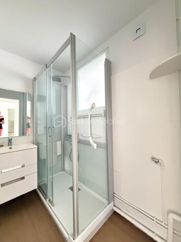 Dans le quartier Beaujardin à Tours, à proximité immédiate des écoles privées et publiques, commerces et bus, découvrez cet appartement entièrement rafraîchi aux beaux volumes.
Situé au 2ème étage d’une résidence bien entretenue avec faibles charges, il se compose d’une entrée desservant un cellier, une cuisine équipée et aménagée, un salon-séjour lumineux exposé sud avec accès balcon, 4 belles chambres, une salle d’eau et un WC indépendant.
Les + :
Fenêtres PVC double vitrage
Volets roulants motorisés
Chaudière récente avec chauffage individuel
Électricité aux normes

Un appartement fonctionnel, lumineux et idéal pour une famille ou un investissement locatif ( co location).